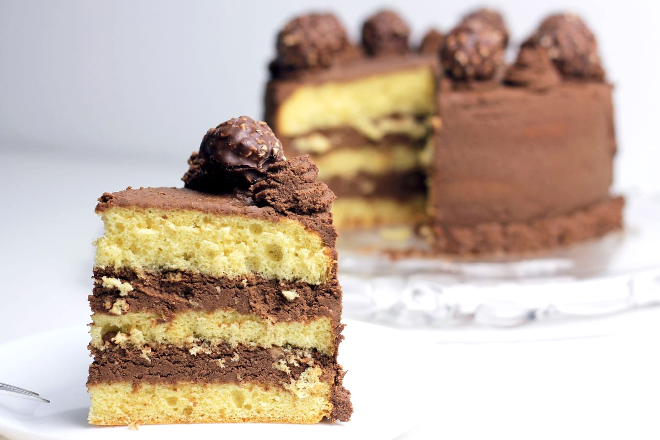 Acabamento de cobertura de chocolate em bolo de confeitaria