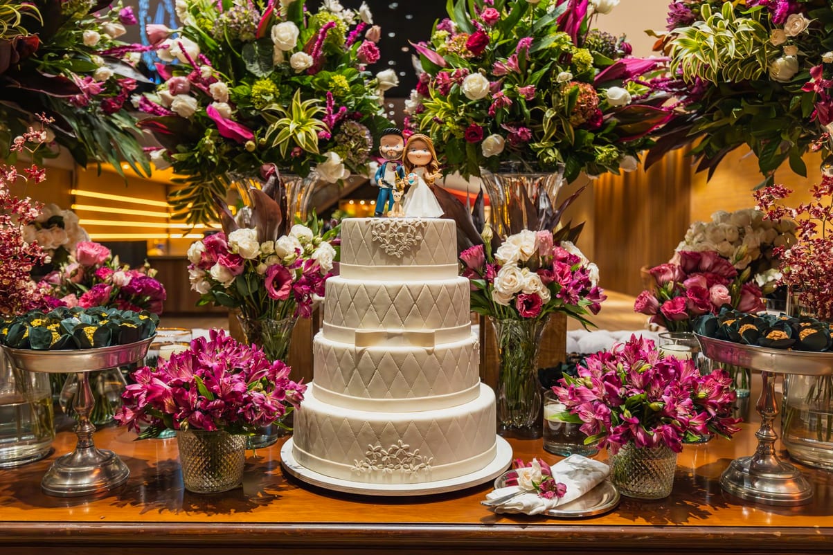 Bolo de casamento branco de vários andares pronto para entrega
