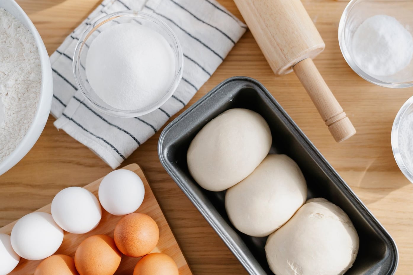 Ingredientes e utensílios de confeitaria em bancada de cozinha